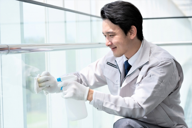 神奈川県(大和市・綾瀬市・藤沢市・横浜市・座間市・海老名市)のマンション共用部の廊下や階段を清掃している様子