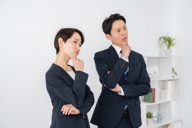 神奈川県（大和市・綾瀬市・藤沢市・座間市・海老名市など）の不動産管理会社のスタッフが原状回復・原状回復工事で良い業者を探している様子。