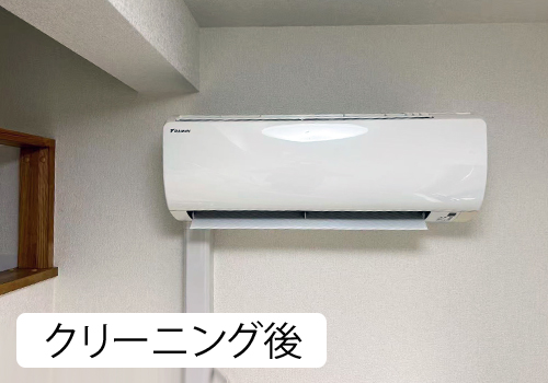 エアコン:高所に設置されたエアコンのクリーニング風景