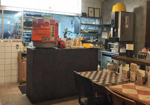 麺や食堂のにぎやかな店内の様子