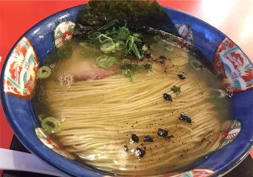 麺や食堂の透き通るスープが特徴の塩そば