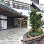 湘南テラスモールのショップ入口、自然に囲まれた落ち着いた雰囲気